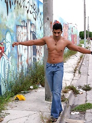 Handsome latin man - Gay porn pics at Gaystick