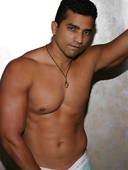 Handsome latin man - Gay porn pics at Gaystick