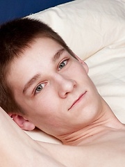 Slim boy plays with dick - Gay porn pics at Gaystick