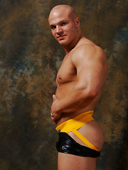 Bodybuilder Kyle Stevens shows off his ass and jockstrap - Gay porn pics at Gaystick