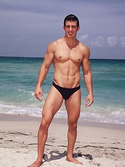 Sexy Zack Johnathan shows off his body on the beach - Gay porn pics at Gaystick