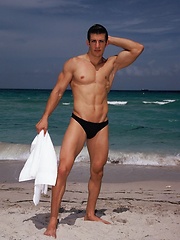 Sexy Zack Johnathan shows off his body on the beach - Gay porn pics at Gaystick