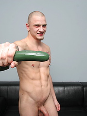Bobby plays with his huge anal toys - Gay porn pics at Gaystick