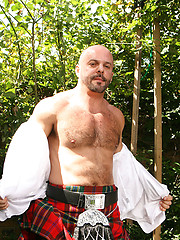 Hairy Man in a Kilt - Carlo Cox - Gay porn pics at Gaystick