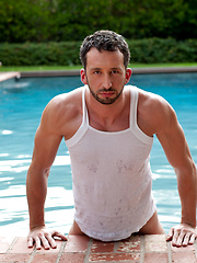 Hot hunk posing by the pool - Gay porn pics at Gaystick