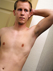 College boy posing - Gay porn pics at Gaystick