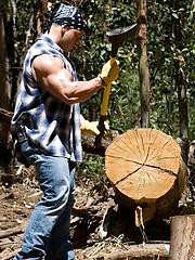 Hot hunk demonstrates hisd muscles in a forest - Gay porn pics at Gaystick