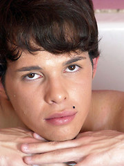 Straight boy exposing his soapy rod - Gay porn pics at Gaystick