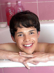 Straight boy exposing his soapy rod - Gay porn pics at Gaystick