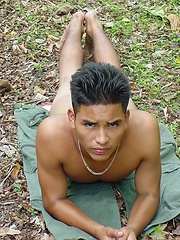 Sexy latino twink posing for the camera outdoors - Gay porn pics at Gaystick