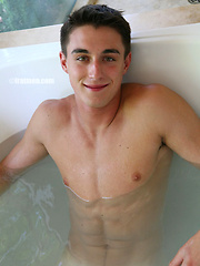 Muscled stud relaxing in the bath and stroking his tool - Gay porn pics at Gaystick