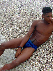 Black straight boy at the nature - Gay porn pics at Gaystick
