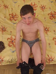 Hot twink shows off his willing hairless asshole - Gay porn pics at Gaystick