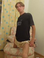 Twink grabs his crotch and poses for the camera - Gay porn pics at Gaystick