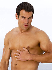 Bronzed and oiled beefy dude showing his rock-tool - Gay porn pics at Gaystick