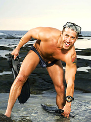 Straight swimmer guy showing his tool - Gay porn pics at Gaystick