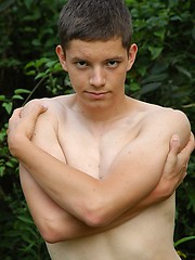 Small twink guy posing naked outdoors - Gay porn pics at Gaystick