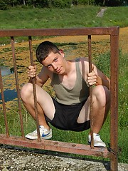 Small twink guy posing naked outdoors - Gay porn pics at Gaystick