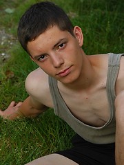 Small twink guy posing naked outdoors - Gay porn pics at Gaystick
