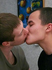 Lonesome twink gets his mouth full of throbbing dick - Gay porn pics at Gaystick