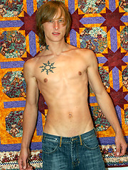 Alternative student demonstrating his naked chest - Gay porn pics at Gaystick