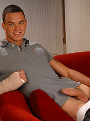 Stud macho showing his naked tattoed body - Gay porn pics at Gaystick