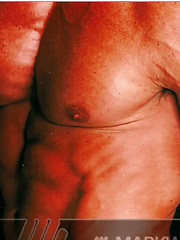 Sexy bodybuilder shows off his hardon - Gay porn pics at Gaystick