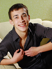 Smiley boy strips naked for pretty hot close-ups - Gay porn pics at Gaystick