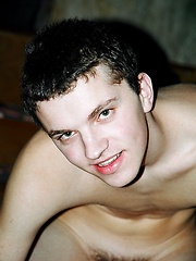Hot twink shows his butt hole - Gay porn pics at Gaystick