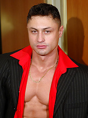 Ben Johnson strips down  and showing tantalizing rock-hard competitive muscle - Gay porn pics at Gaystick