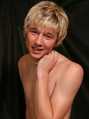 Blonde twink stripping before our camera - Gay porn pics at Gaystick