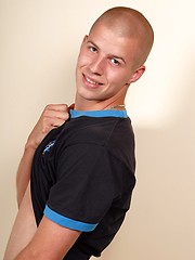 Nice looking bald guy showing his naked body - Gay porn pics at Gaystick