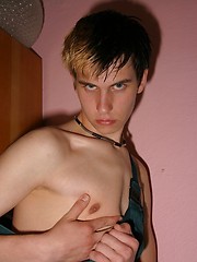 Slim alternative twink boy getting naked - Gay porn pics at Gaystick
