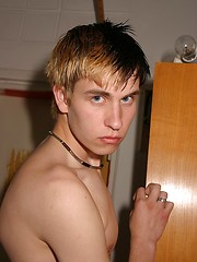 Slim alternative twink boy getting naked - Gay porn pics at Gaystick