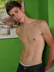 Innocent euro boy shows his naked body - Gay porn pics at Gaystick