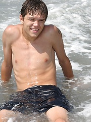 Cute sexy twinks naked by the sea - Gay porn pics at Gaystick