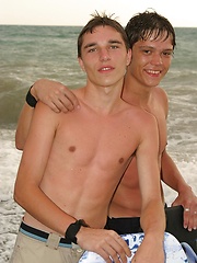 Cute sexy twinks naked by the sea - Gay porn pics at Gaystick
