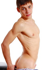 Athletic twink that will stun you with his muscles and the size of his cock - Gay porn pics at Gaystick