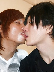 Asian boy Tsuyoshi sucks on Ryo, then they switch - Gay porn pics at Gaystick
