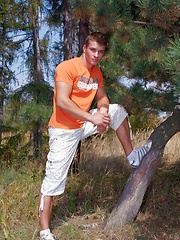 Beefy jock takes off his clothes in the wood - Gay porn pics at Gaystick