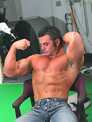Superhung muscle dude love to show his naked body - Gay porn pics at Gaystick