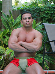 Handsome muscle man showing his smooth bubble butt - Gay porn pics at Gaystick