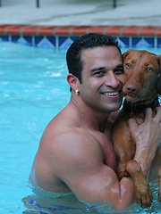 Handsome muscle man showing his smooth bubble butt - Gay porn pics at Gaystick