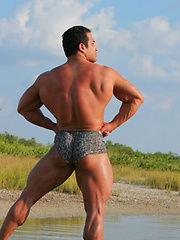 Handsome muscle man showing his smooth bubble butt - Gay porn pics at Gaystick