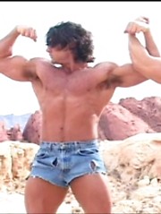 Two strong bodybuilders relaxin in the desert - Gay porn pics at Gaystick