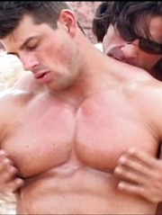 Two strong bodybuilders relaxin in the desert - Gay porn pics at Gaystick