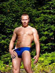Muscle hunk naked outdoors - Gay porn pics at Gaystick