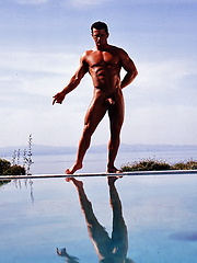 Muscle man naked outdoors - Gay porn pics at Gaystick