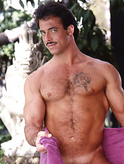 Muscle man posing naked - Gay porn pics at Gaystick