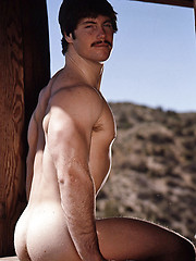 Rancho guy from Texas showing his naked body - Gay porn pics at Gaystick